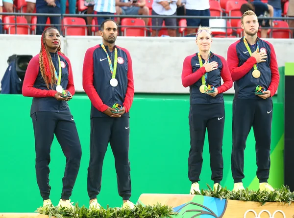 Gümüş madalyalı R.Ram ve V. Williams (L) ve şampiyon Mattek-Sands ve ABD'li J.Sock karışık çiftler finalinden sonra madalya töreninde — Stok fotoğraf