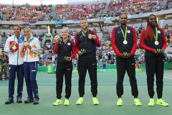 Equipe Checa (L), equipe EUA Mattek-Sands e Sock e Equipe EUA Ram V.Williams durante cerimônia de medalha após a final de duplas mistas de tênis — Fotografia de Stock