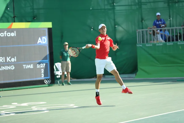 Médaillé de bronze olympique Kei Nishikori du Japon en action lors du match pour la médaille de bronze en simple masculin des Jeux Olympiques de Rio 2016 — Photo