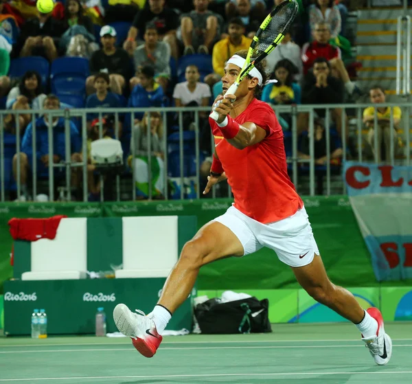 El campeón olímpico Rafael Nadal de España en acción durante los dobles masculinos ronda 2 de los Juegos Olímpicos de Río 2016 —  Fotos de Stock