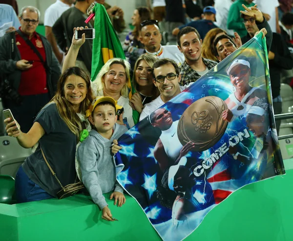 Tennisfanit tukevat olympiavoittaja Serena Williams of United States aikana singleä kierros kaksi ottelua Rio 2016 olympialaiset Olympic Tennis Centre — kuvapankkivalokuva