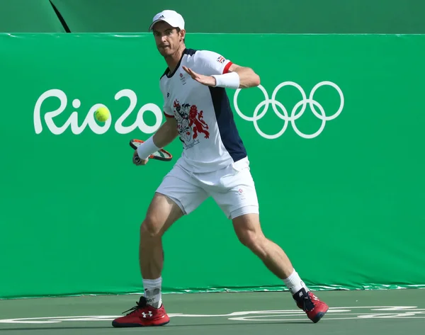Le champion olympique Andy Murray de Grande-Bretagne en action lors des quarts de finale en simple masculin des Jeux Olympiques de Rio 2016 — Photo