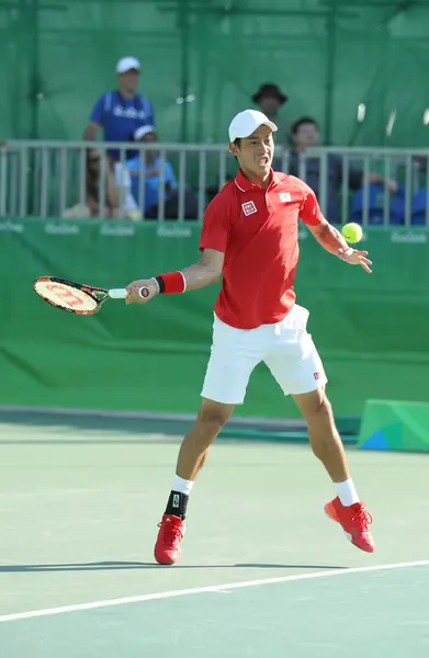 Medallista de bronce olímpico Kei Nishikori de Japón en acción durante el partido por la medalla de bronce masculino de los Juegos Olímpicos de Río 2016 —  Fotos de Stock