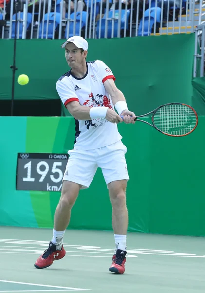 Campeón Olímpico Andy Murray de Gran Bretaña en acción durante cuartos de final individuales masculinos de los Juegos Olímpicos de Río 2016 — Foto de Stock