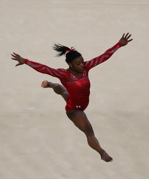 Olympiasiegerin Simone Biles aus den Vereinigten Staaten ...
