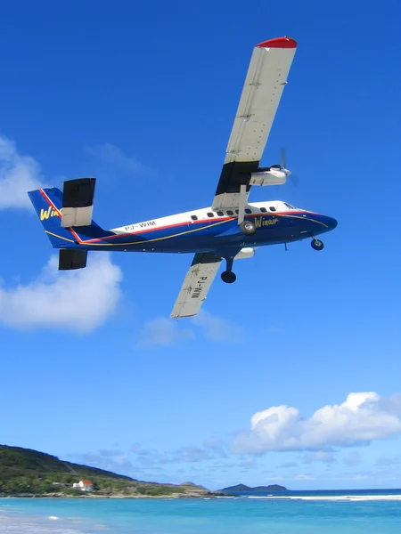 Winair vliegtuig opstijgen uit St. Barts luchthaven. — Stockfoto