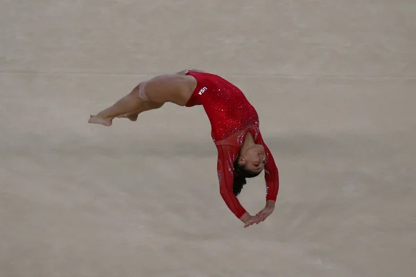 Campeona olímpica Laurie Hernández de Estados Unidos durante una sesión de gimnasia artística para los Juegos Olímpicos de Río 2016 — Foto de Stock