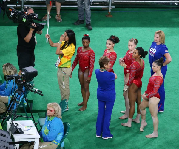 Equipo de Estados Unidos durante una sesión de entrenamiento de gimnasia artística para los Juegos Olímpicos de Río 2016 en la Arena Olímpica de Río — Foto de Stock