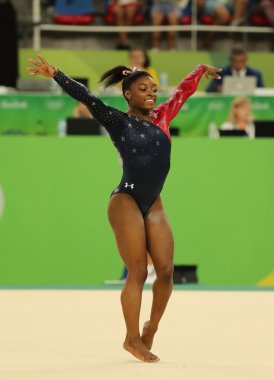 Olimpiyat Şampiyonu Simone Biles, Amerika Birleşik Devletleri kat egzersiz kadın tüm-çevrede jimnastik Elemeleri sırasında yarışmaktadır. 