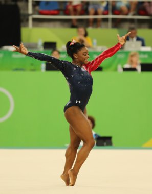Olimpiyat Şampiyonu Simone Biles, Amerika Birleşik Devletleri kat egzersiz kadın tüm-çevrede jimnastik Elemeleri sırasında yarışmaktadır. 