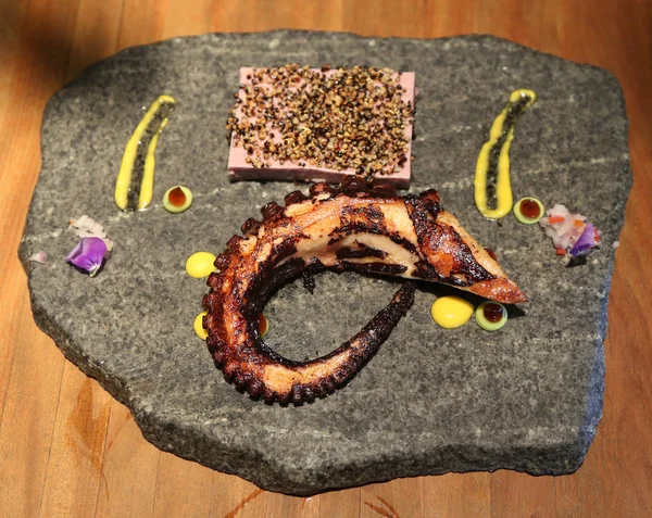 Grilled octopus served in gourmet restaurant — Stock fotografie