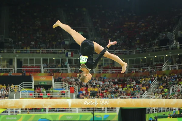 La campeona olímpica Sanne Wevers de Holanda compite en la final en la gimnasia artística femenina de la viga de equilibrio en los Juegos Olímpicos de Río 2016 — Foto de Stock