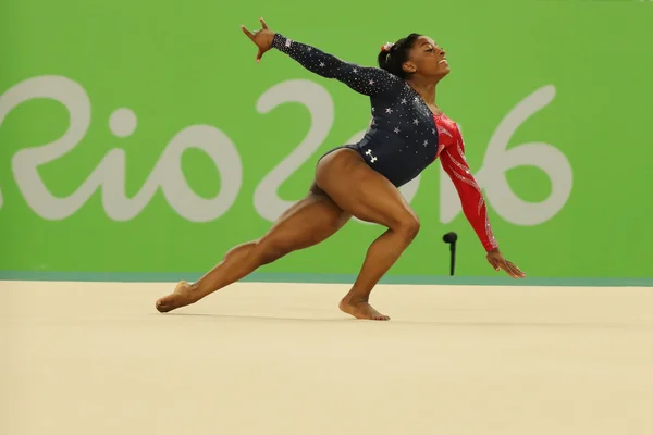 La campeona olímpica Simone Biles de Estados Unidos compite en el ejercicio de suelo durante la clasificación de gimnasia general femenina — Foto de Stock