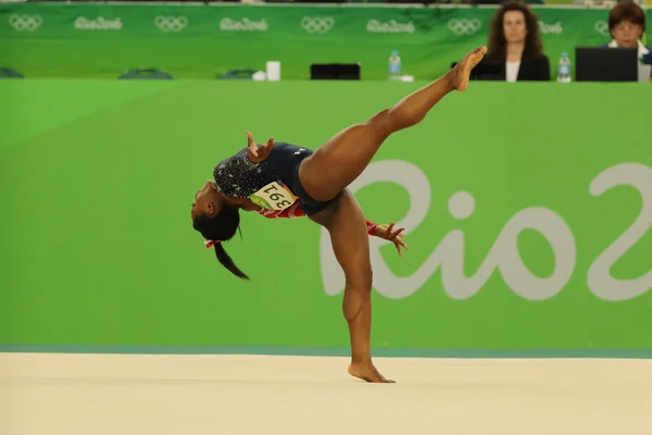 La campeona olímpica Simone Biles de Estados Unidos compite en el ejercicio de suelo durante la clasificación de gimnasia general femenina — Foto de Stock