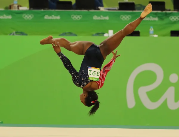 La campeona olímpica Simone Biles de Estados Unidos compite en el ejercicio de suelo durante la clasificación de gimnasia general femenina — Foto de Stock