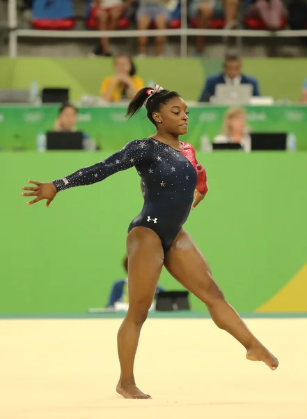 La campeona olímpica Simone Biles de Estados Unidos compite en el ejercicio de suelo durante la clasificación de gimnasia general femenina — Foto de Stock