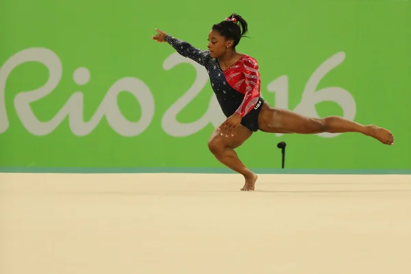 La campeona olímpica Simone Biles de Estados Unidos compite en el ejercicio de suelo durante la clasificación de gimnasia general femenina — Foto de Stock