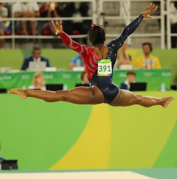 올림픽 챔피언 시몬 Biles의 미국 여자 all-around 체조 자격 동안 바닥 운동에 경쟁 — 스톡 사진