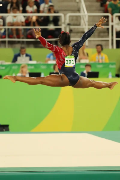 La campeona olímpica Simone Biles de Estados Unidos compite en el ejercicio de suelo durante la clasificación de gimnasia general femenina — Foto de Stock