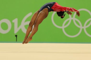 Kadın tüm-çevrede jimnastik yeterlilik Rio 2016 Olimpiyatları sırasında kat egzersiz Olimpiyat Şampiyonu Simone Biles ABD rekabet