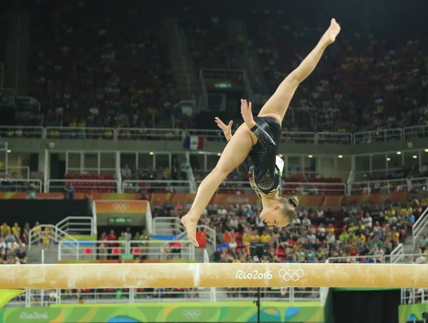 Olimpiyat Şampiyonu Sanne Wevers Hollanda'nın üzerinde denge aleti kadınlar Artistik Jimnastik Rio 2016 Olimpiyatları finalde yarışıyor — Stok fotoğraf
