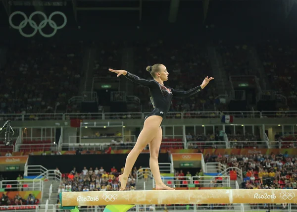 Олимпийская чемпионка Нидерландов Санне Веверс выступает в финале на бревне женской художественной гимнастики на Олимпийских играх в Рио-2016 — стоковое фото