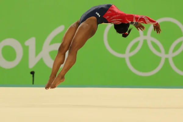 Olympic champion Simone Biles of United States competes on the floor exercise during women's all-around gymnastics qualification at Rio 2016 Olympic Games — Stockfoto