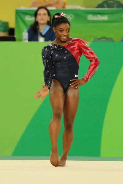 Mistrz olimpijski Simone Biles Stany konkuruje na ćwiczeniach podczas kwalifikacji wszystko wokół gimnastyka kobiet Igrzyska Olimpijskie w Rio 2016 — Zdjęcie stockowe