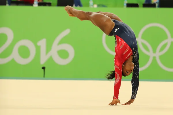 Olympic champion Simone Biles of United States competes on the floor exercise during women's all-around gymnastics qualification at Rio 2016 Olympic Games — Stockfoto