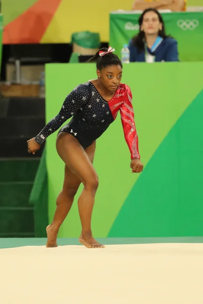 La campeona olímpica Simone Biles de Estados Unidos compite en el ejercicio de suelo durante la clasificación de gimnasia femenina en los Juegos Olímpicos de Río 2016 — Foto de Stock
