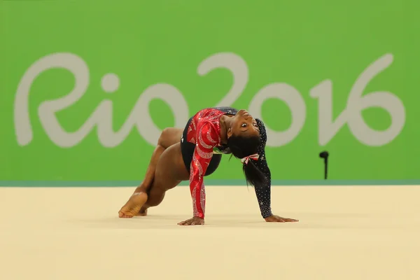A campeã olímpica Simone Biles dos Estados Unidos compete no exercício durante a qualificação de ginástica geral feminina nos Jogos Olímpicos Rio 2016 — Fotografia de Stock
