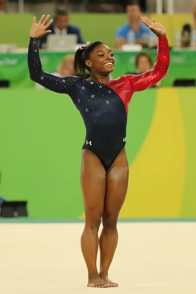 Olympic champion Simone Biles of United States competes on the floor exercise during women's all-around gymnastics qualification at Rio 2016 Olympic Games — Stockfoto