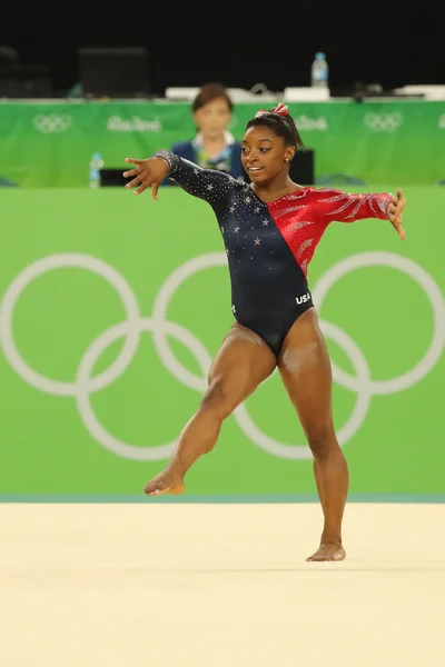 Olympic champion Simone Biles of United States competes on the floor exercise during women's all-around gymnastics qualification at Rio 2016 Olympic Games — Stockfoto