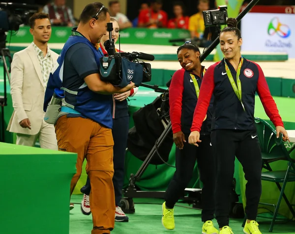 Чемпионки Олимпийских игр 2016 года в Рио-де-Жанейро Симона Байлз (США) и Эли Райзман (США) — стоковое фото