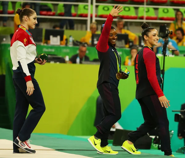 Чемпионки Олимпийских игр 2016 года в Рио-де-Жанейро Алия Мустафина (Россия), Симона Байлз (США) и Али Райсман (США) во время церемонии награждения — стоковое фото