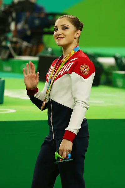 Wszystko wokół gimnastyka dla kobiet, brązowy medalista w Rio 2016 Igrzyska Olimpijskie Aliya Mustafina z Federacji Rosyjskiej po ceremonii medal — Zdjęcie stockowe