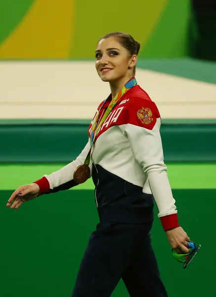 Médaillée de bronze en gymnastique féminine aux Jeux Olympiques de Rio 2016 Aliya Mustafina de la Fédération de Russie après la cérémonie de remise des médailles — Photo