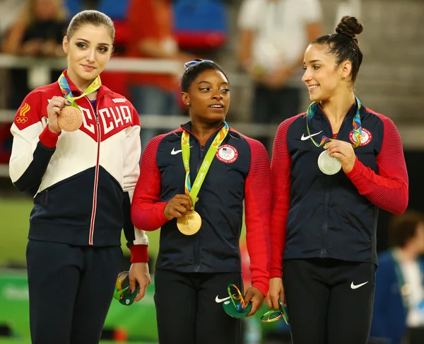 Women's all-around gymnastics medalists at Rio 2016 Olympic Games Aliya Mustafina of Russia (L),Simone Biles of USA and Aly Raisman of USA during medal ceremony — ストック写真