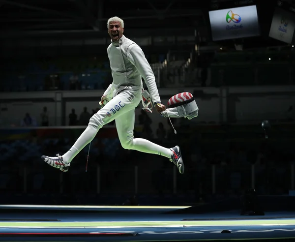 Fencer Miles Chamley-Watson of United States competes in the Men's team foil of the Rio 2016 Olympic Games — Stockfoto