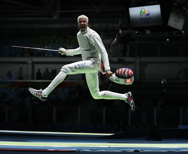 Fencer Miles Chamley-Watson de Estados Unidos compite en la hoja del equipo masculino de los Juegos Olímpicos de Río 2016 — Foto de Stock