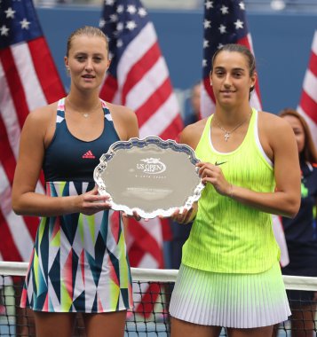 Bize açık 2016 bayanlar çift Kristina Mladenovic (L) ve Caroline Garcia Fransa'nın ikincilik kupasını sunu sırasında