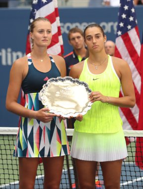 Bize açık 2016 bayanlar çift Kristina Mladenovic (L) ve Caroline Garcia Fransa'nın ikincilik kupasını sunu sırasında