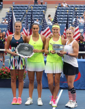 Kristina Mladenovic (L), Caroline Garcia, (Fransa), Lucie Safarova (Çek) ve d. Mattek-Sands kupa sunum sırasında ABD 