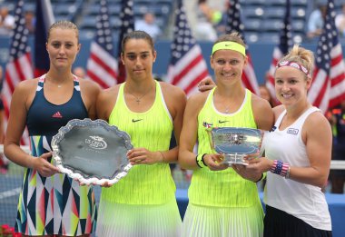  Kristina Mladenovic (L), Caroline Garcia, (Fransa), Lucie Safarova (Çek) ve d. Mattek-Sands kupa Sunumdan sonra bize açık 2016 kadınlar Finalleri sırasında ABD