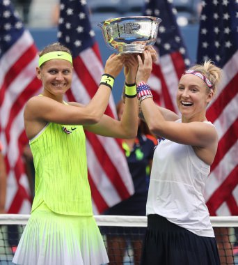 Lucie Safarova (L) Çek Cumhuriyeti ve Amerika Birleşik Devletleri Bethanie Mattek-Sands kupa sunu sırasında bize açık 2016 bayanlar ikili Şampiyonlar