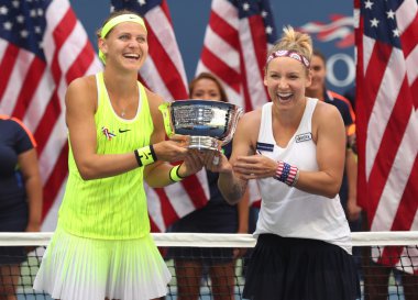 Lucie Safarova (L) Çek Cumhuriyeti ve Amerika Birleşik Devletleri Bethanie Mattek-Sands kupa sunu sırasında bize açık 2016 bayanlar ikili Şampiyonlar