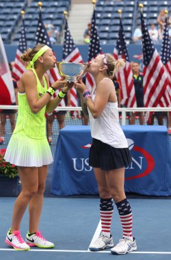 Lucie Safarova (L) Çek Cumhuriyeti ve Amerika Birleşik Devletleri Bethanie Mattek-Sands kupa sunu sırasında bize açık 2016 bayanlar ikili Şampiyonlar