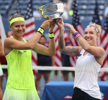 Lucie Safarova (L) Çek Cumhuriyeti ve Amerika Birleşik Devletleri Bethanie Mattek-Sands kupa sunu sırasında bize açık 2016 bayanlar ikili Şampiyonlar
