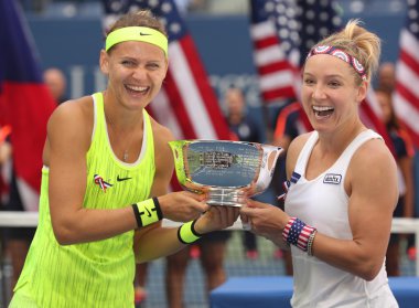 Lucie Safarova (L) Çek Cumhuriyeti ve Amerika Birleşik Devletleri Bethanie Mattek-Sands kupa sunu sırasında bize açık 2016 bayanlar ikili Şampiyonlar