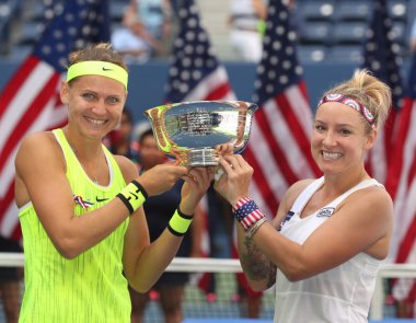 Lucie Safarova (L) Çek Cumhuriyeti ve Amerika Birleşik Devletleri Bethanie Mattek-Sands kupa sunu sırasında bize açık 2016 bayanlar ikili Şampiyonlar